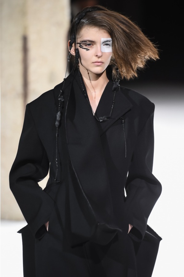 ヨウジヤマモト(Yohji Yamamoto) 2018-19年秋冬ウィメンズコレクション  - 写真28