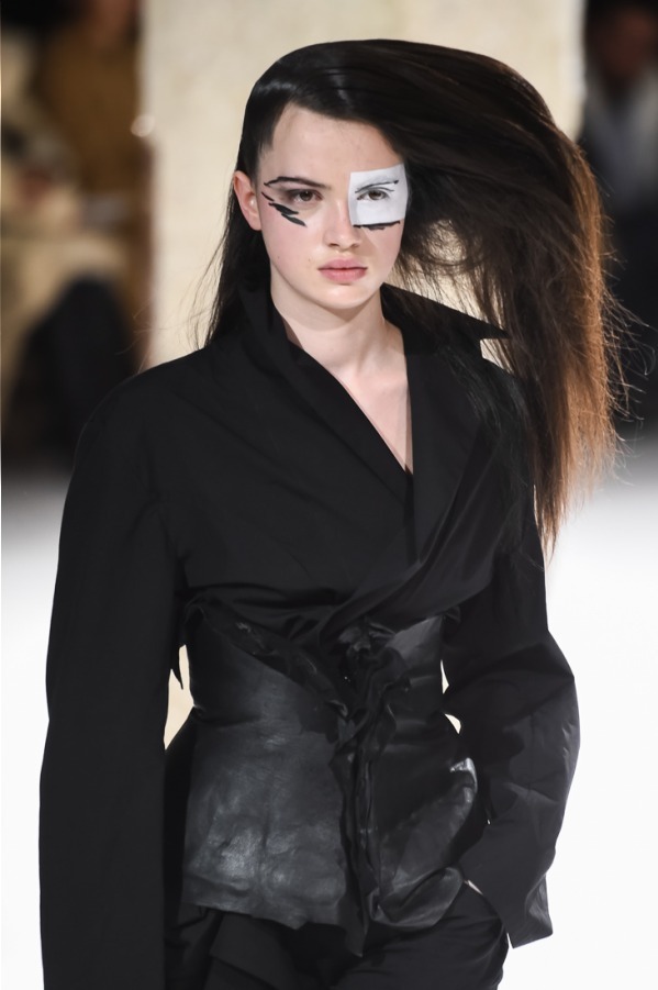 ヨウジヤマモト(Yohji Yamamoto) 2018-19年秋冬ウィメンズコレクション  - 写真52