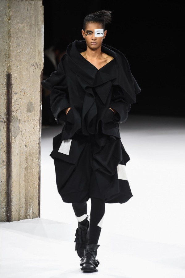 ヨウジヤマモト(Yohji Yamamoto) 2018-19年秋冬ウィメンズコレクション  - 写真24