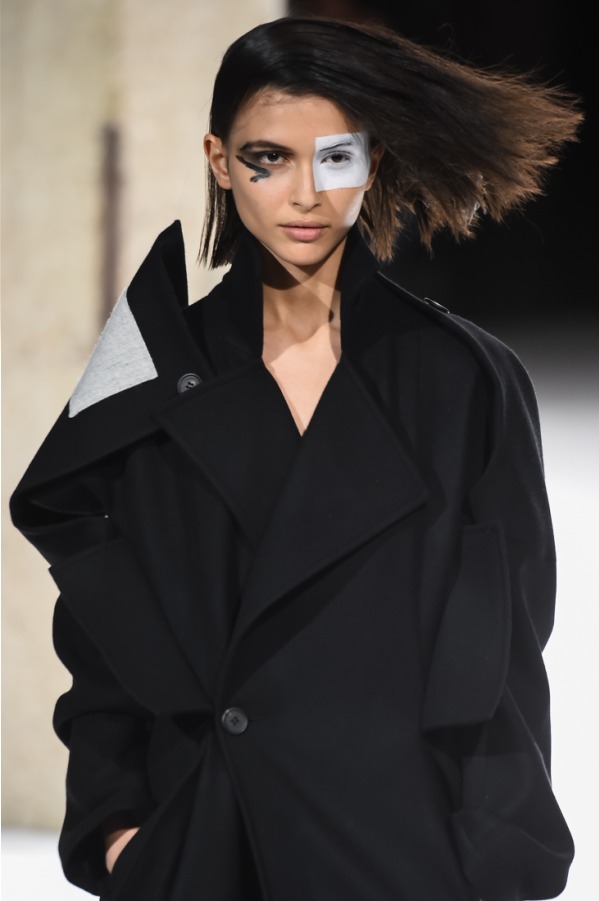 ヨウジヤマモト(Yohji Yamamoto) 2018-19年秋冬ウィメンズコレクション  - 写真23