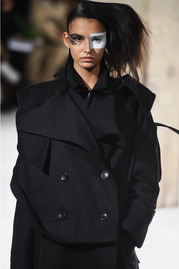 ヨウジヤマモト(Yohji Yamamoto) 2018-19年秋冬ウィメンズコレクション  - 写真13