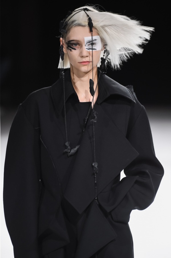 ヨウジヤマモト(Yohji Yamamoto) 2018-19年秋冬ウィメンズコレクション  - 写真26