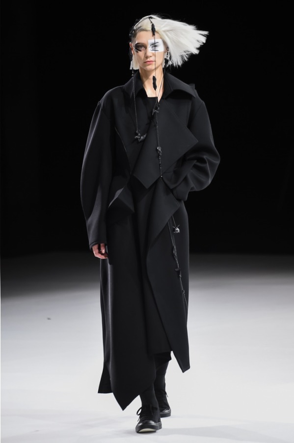 ヨウジヤマモト(Yohji Yamamoto) 2018-19年秋冬ウィメンズコレクション  - 写真25