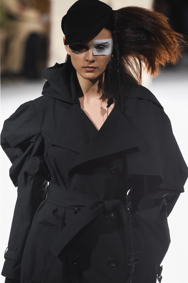 ヨウジヤマモト(Yohji Yamamoto) 2018-19年秋冬ウィメンズコレクション  - 写真17