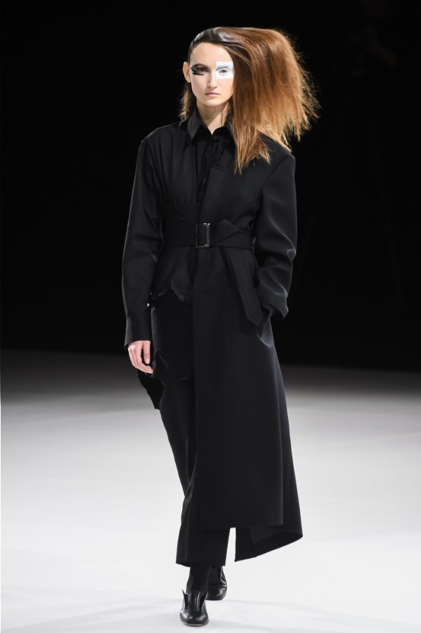 ヨウジヤマモト(Yohji Yamamoto) 2018-19年秋冬ウィメンズコレクション  - 写真32