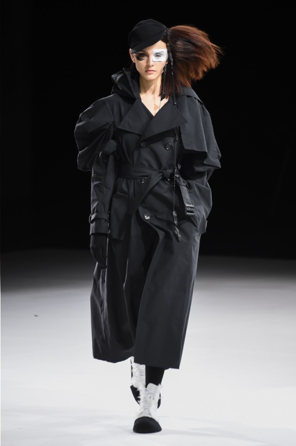 ヨウジヤマモト(Yohji Yamamoto) 2018-19年秋冬ウィメンズコレクション  - 写真16