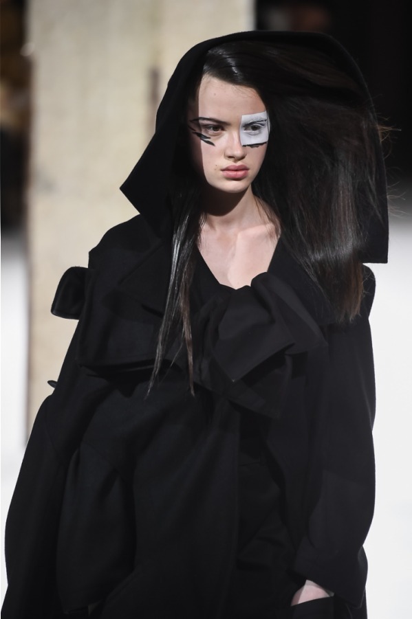 ヨウジヤマモト(Yohji Yamamoto) 2018-19年秋冬ウィメンズコレクション  - 写真9