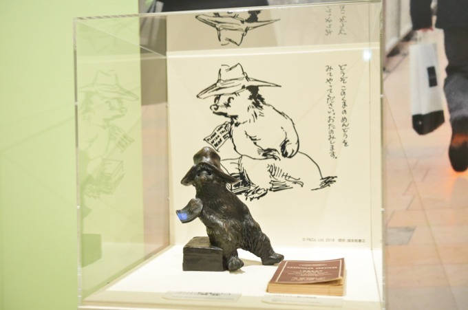 「生誕60周年記念 くまのパディントン展」が東京・広島に、絵本の原画や各国ぬいぐるみ展示｜写真3