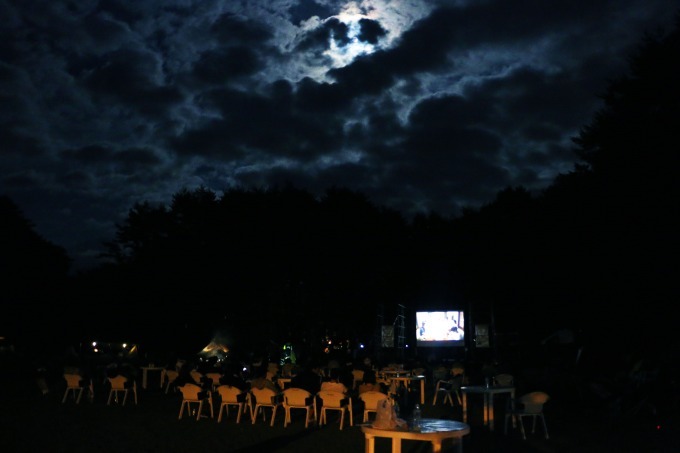 富士山の麓で「湖畔の映画祭」月光の下テントの中から映画鑑賞、日中はキャンプで大自然を満喫｜写真9