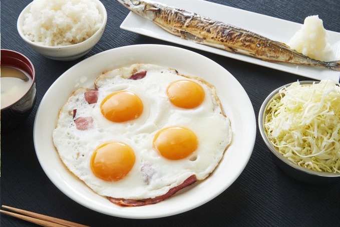 「刃牙」カフェがルミネエスト新宿に、ごきげんな朝飯や14キロの砂糖水などコラボメニュー｜写真1