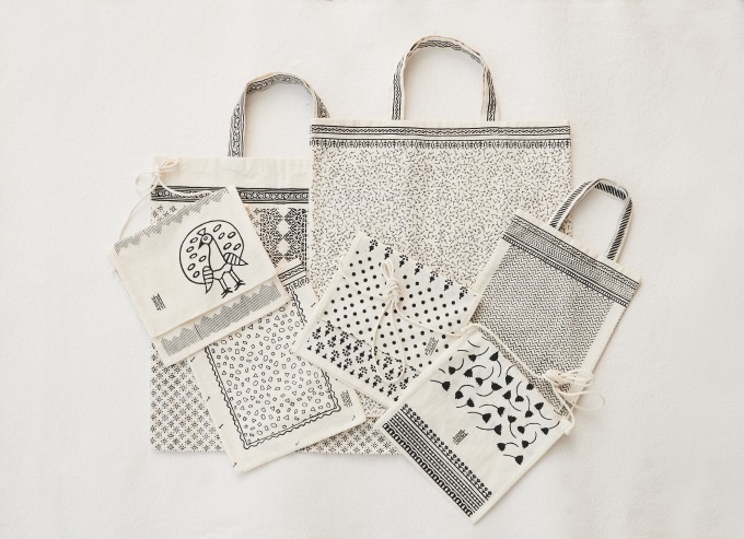 「BLOCK PRINT SHEETING BAG」(Photo by Shin Inaba)
スモール トート 3,500円、トート 5,000円、サコッシュ 5,000円