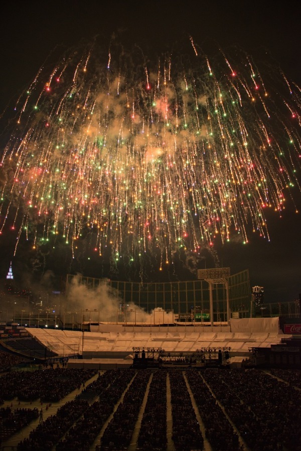 「2018 神宮外苑花火大会」夜空に12,000発の花火、ケミストリーのライブも｜写真2