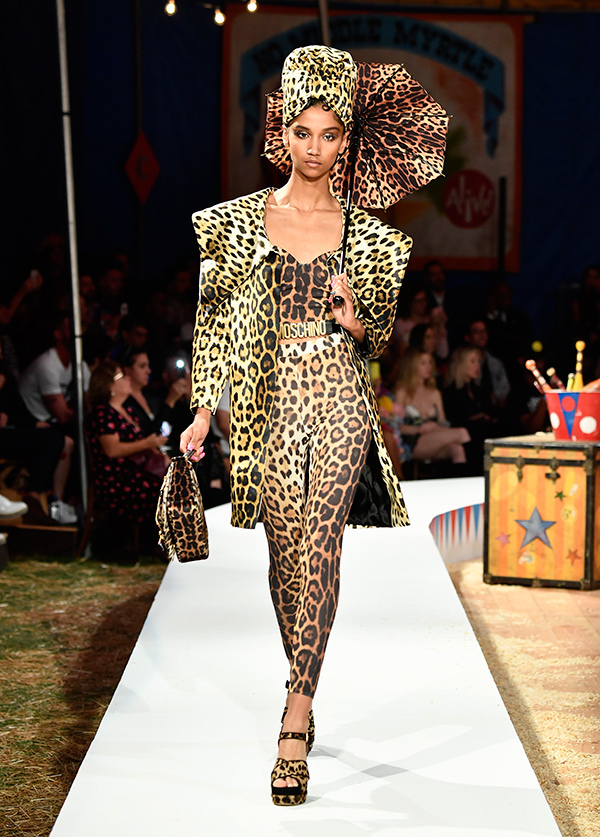 モスキーノ(MOSCHINO) 2019年リゾートウィメンズコレクション  - 写真18