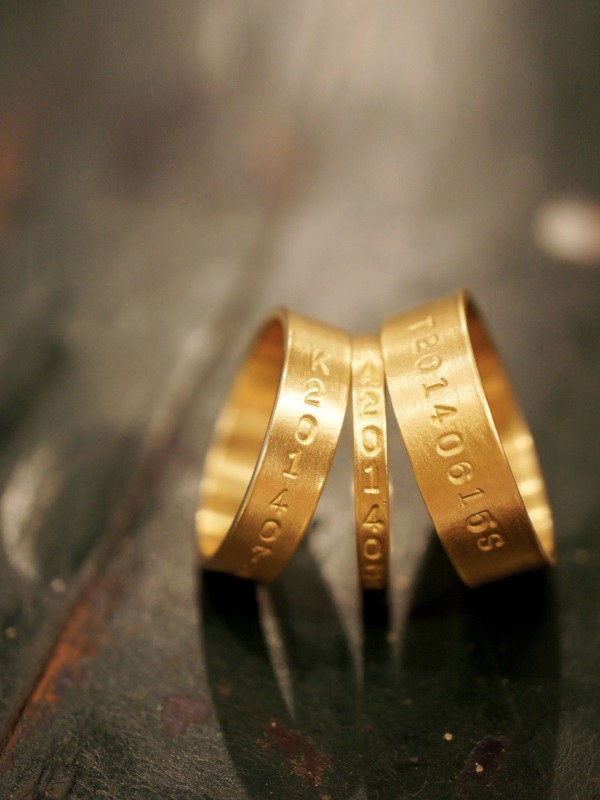 「SERIAL NUMBER RING」4.8mm(K18YG) 85,000円～、2.2mm(K18YG) 62,000円～、 6.0mm(K18YG) 98,000円～