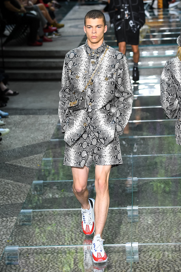 ヴェルサーチェ(VERSACE) 2019年春夏ウィメンズ&メンズコレクション  - 写真24