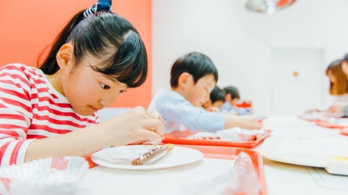 「グググッ!!グリコ展」佐賀県立美術館で、菓子メーカー・江崎グリコのルーツに迫る、歴代オマケ展示も｜写真7