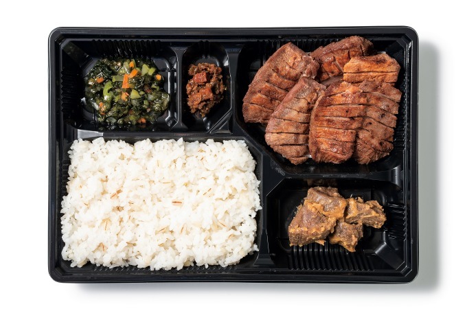 東京駅グランスタの人気お弁当＆お土産、Suicaのペンギンをかたどった巾着入りドライフルーツなど｜写真4