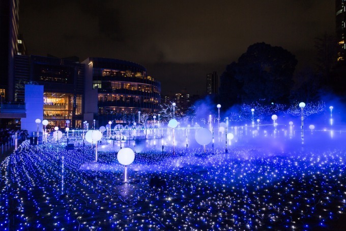 東京ミッドタウンのクリスマスイルミネーション、しゃぼん玉＆ミストで幻想的な宇宙を表現｜写真16