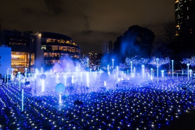 東京ミッドタウンのクリスマスイルミネーション、しゃぼん玉＆ミストで幻想的な宇宙を表現｜写真11