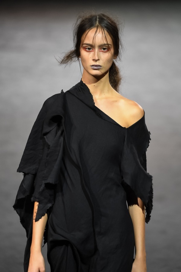 ヨウジヤマモト(Yohji Yamamoto) 2019年春夏ウィメンズコレクション  - 写真16