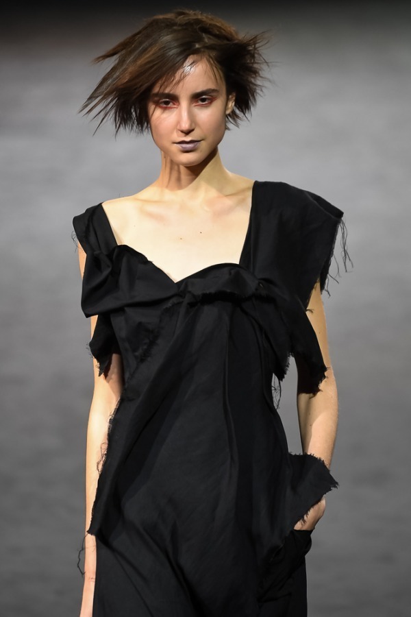 ヨウジヤマモト(Yohji Yamamoto) 2019年春夏ウィメンズコレクション  - 写真18