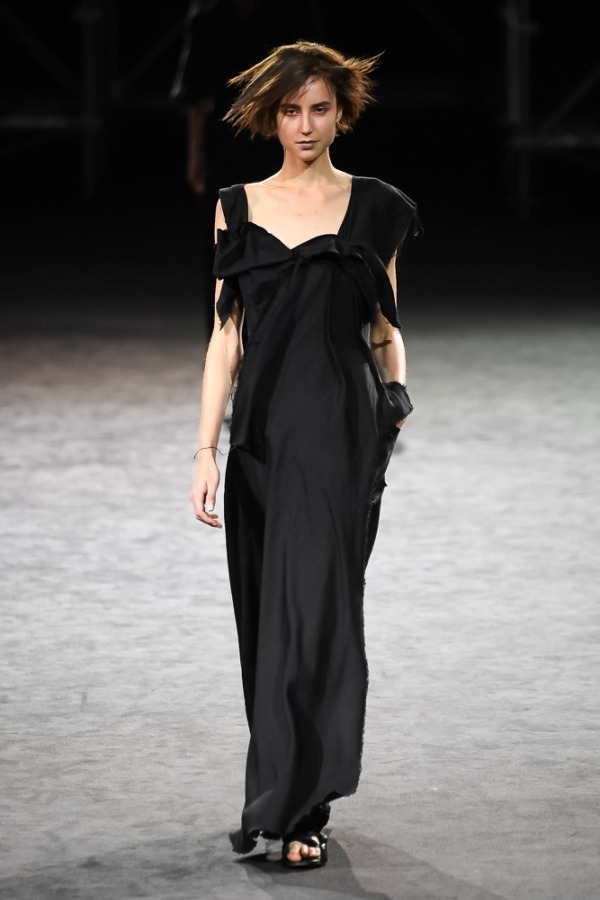 ヨウジヤマモト(Yohji Yamamoto) 2019年春夏ウィメンズコレクション  - 写真17