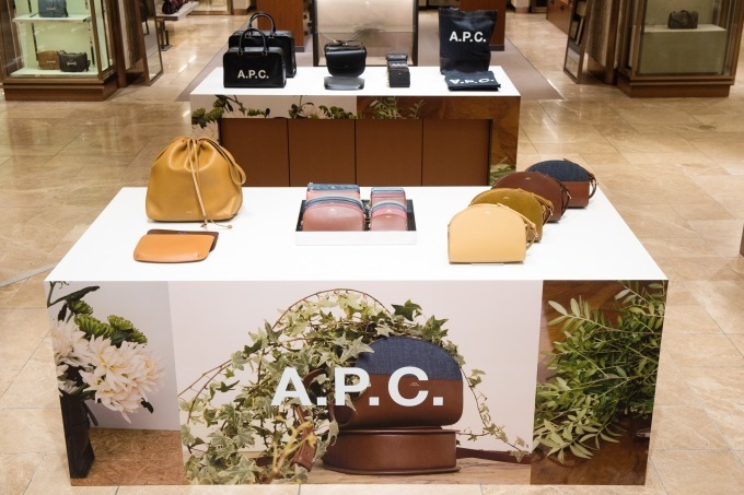 A.P.C.“半月型”ハーフムーンコインケース＆限定色バッグを銀座三越アクセサリーイベントで発売｜写真19