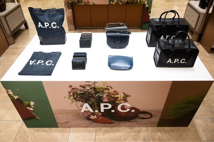 A.P.C.“半月型”ハーフムーンコインケース＆限定色バッグを銀座三越アクセサリーイベントで発売｜写真17