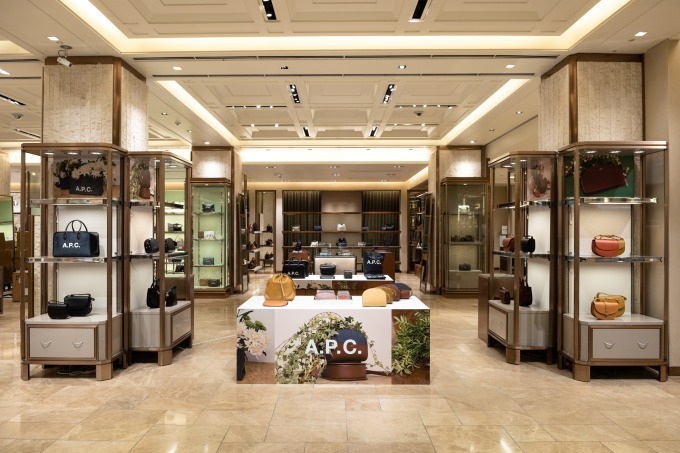 A.P.C.“半月型”ハーフムーンコインケース＆限定色バッグを銀座三越アクセサリーイベントで発売｜写真15