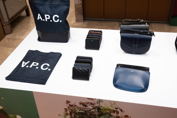 A.P.C.“半月型”ハーフムーンコインケース＆限定色バッグを銀座三越アクセサリーイベントで発売｜写真22