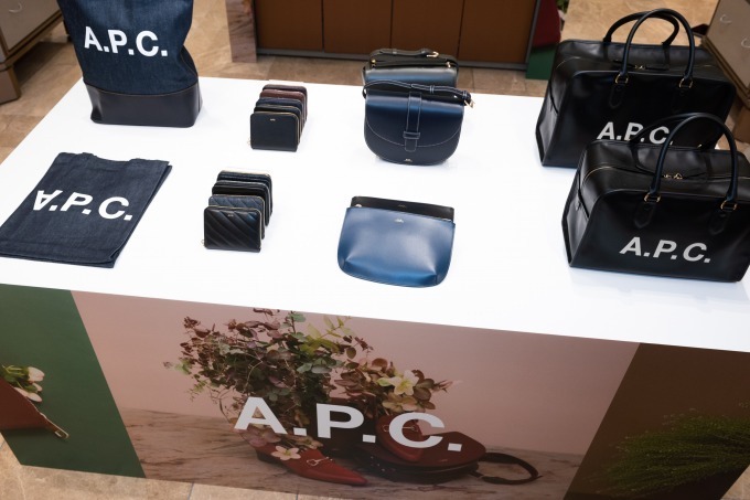 A.P.C.“半月型”ハーフムーンコインケース＆限定色バッグを銀座三越アクセサリーイベントで発売｜写真21