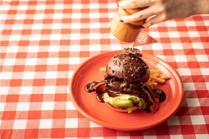 ディーゼルのグロリアスチェーンカフェ"甘くない"バレンタイン、激辛チョコソースで食すBLTバーガー｜写真2