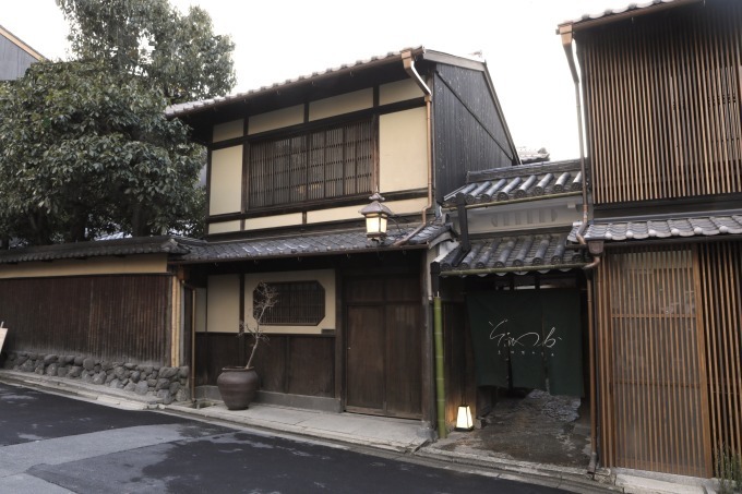 京都・祇園のラグジュアリーホテル「そわか」オープン、元老舗料亭の数寄屋建築をリノベーション｜写真1