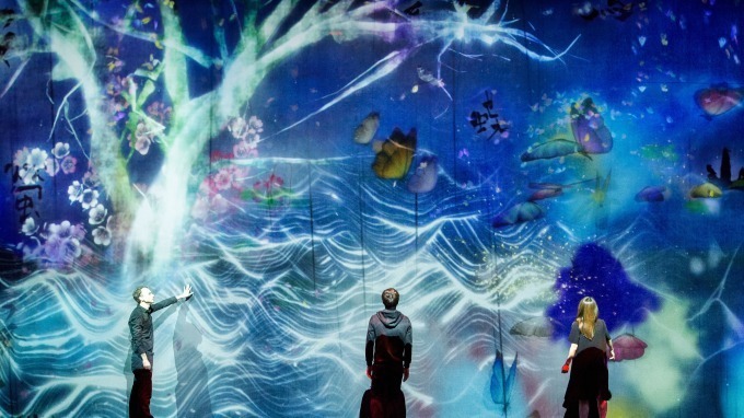 世界は暗闇から始まるが、 それでもやさしくうつくしい / Born From the Darkness a Loving, and Beautiful World
Sisyu + teamLab, 2018, Interactive Digital Installation, Endless, Calligraphy: Sisyu, Sound: Hideaki Takahashi