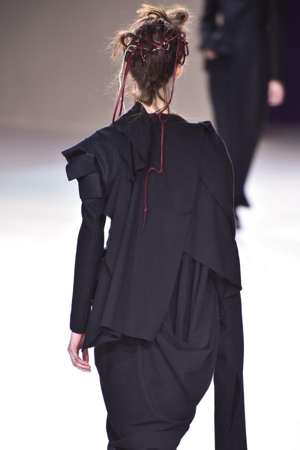 ヨウジヤマモト(Yohji Yamamoto) 2019-20年秋冬ウィメンズコレクション  - 写真2