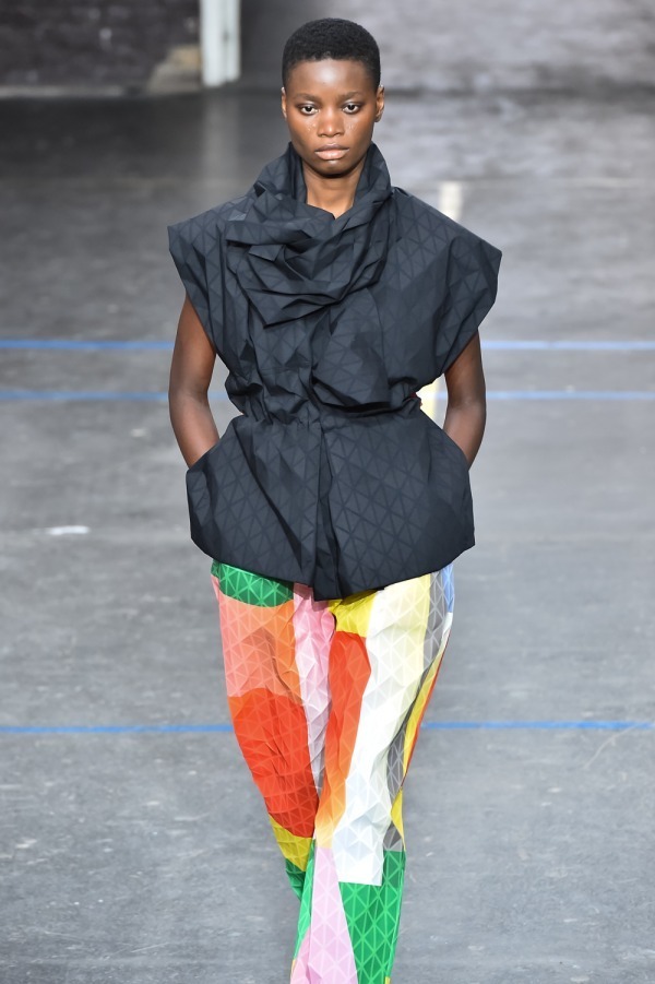 イッセイ ミヤケ(ISSEY MIYAKE) 2019-20年秋冬ウィメンズコレクション  - 写真32