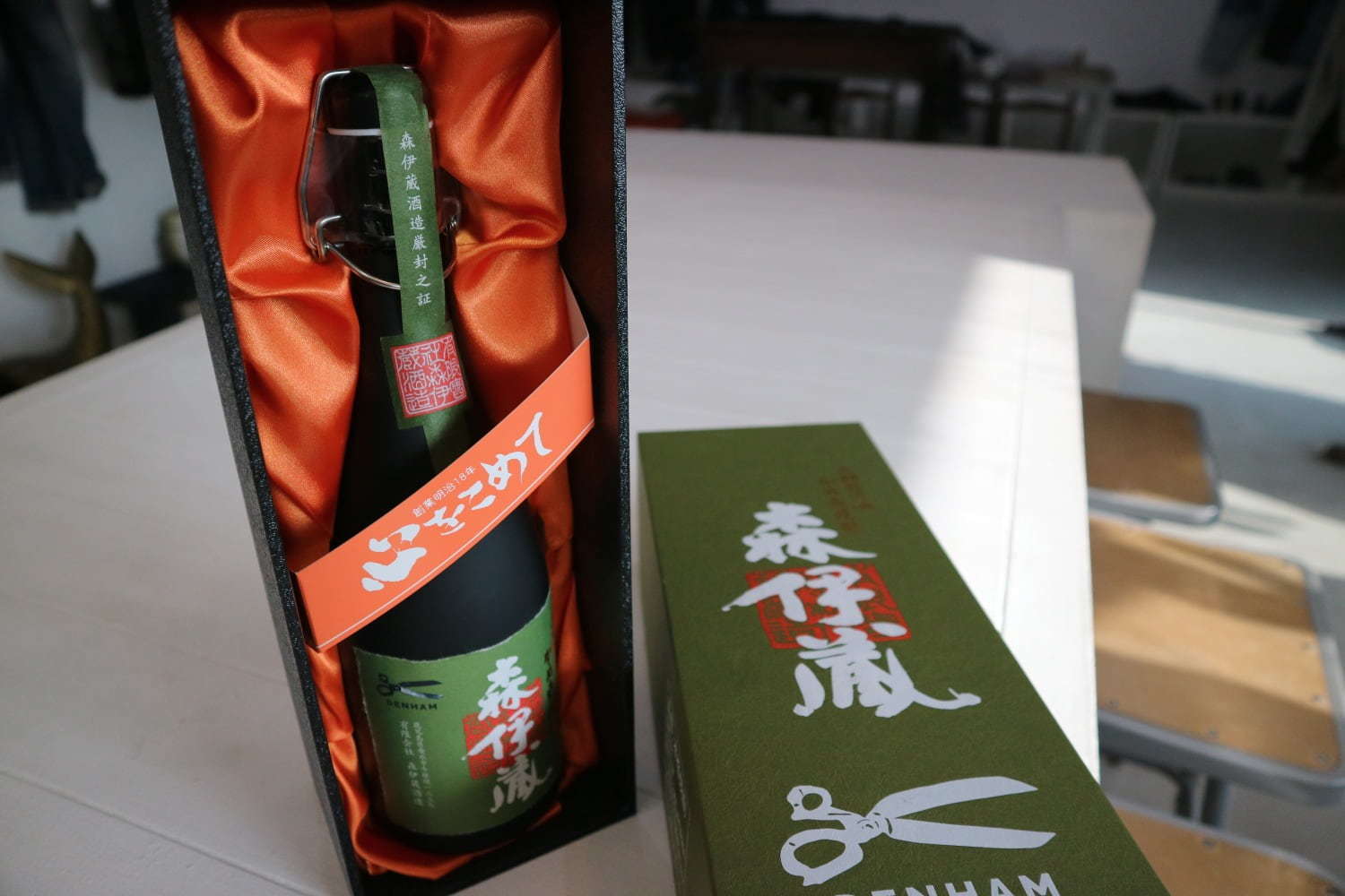 デンハムと森伊蔵がコラボ、デニム×焼酎のスペシャルセットを日本橋高島屋で限定販売｜写真1