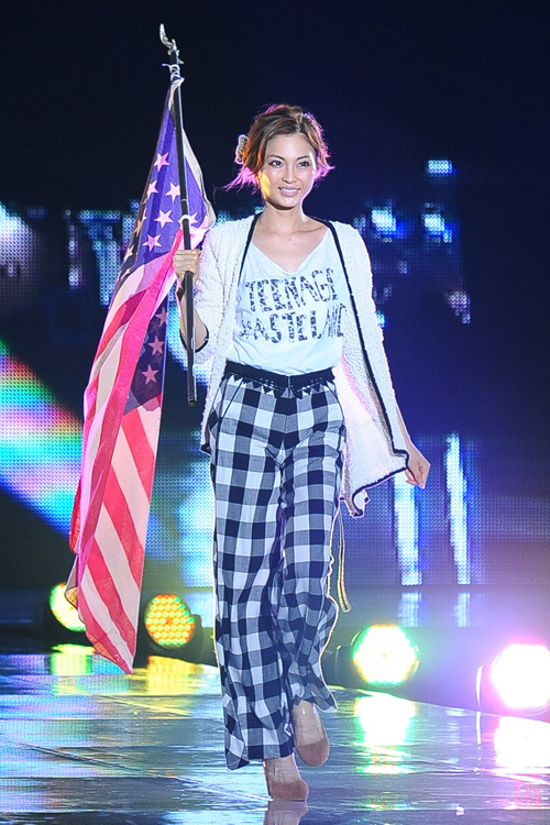 東京ランウェイ 2012A/W 2ndステージ - EMODAなどの人気ブランド、ベッキーや小島よしおも出演｜写真1