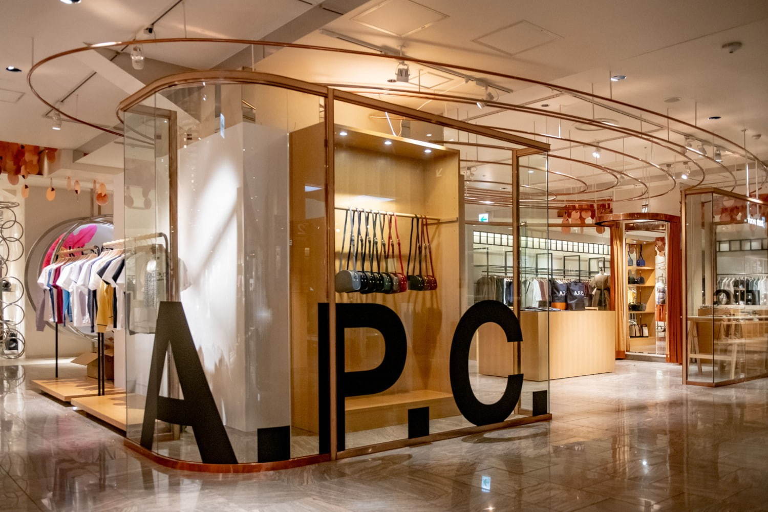 A.P.C. 世界初レザーグッズ刻印イベント伊勢丹新宿で開催、“A.P.C.連続ロゴ”の限定財布も｜写真18