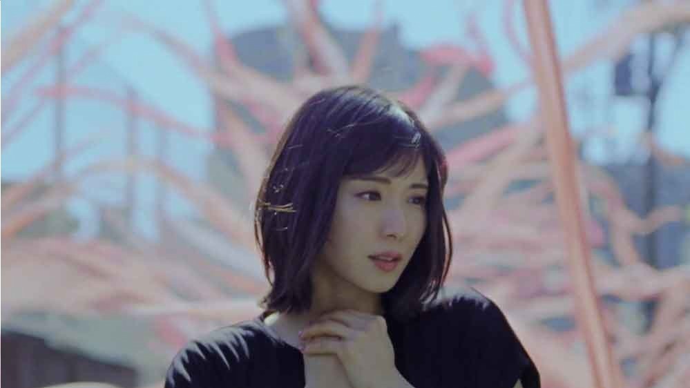 松岡茉優×ロペピクニックのコラボワンピース、Chara描き下ろし曲を弾き語る新MV&CM公開｜写真4