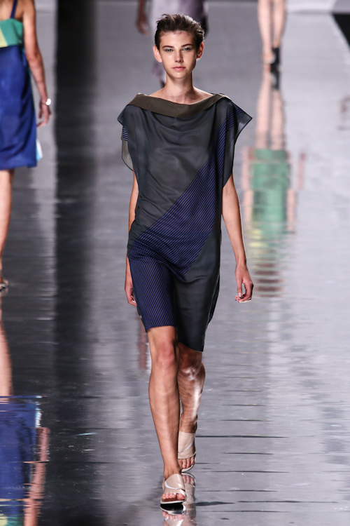 イッセイ ミヤケ(ISSEY MIYAKE) 2013年春夏ウィメンズコレクション  - 写真9