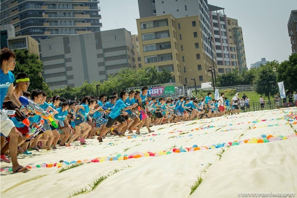 「ウォーターラン」千葉・幕張海浜公園で、水風船10万個＆水鉄砲バトルやお笑いライブも｜写真2