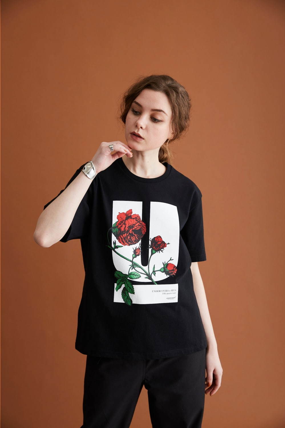 アンダーカバー×リタ、“U”ロゴに薔薇のグラフィックを配したユニセックスパーカー＆Tシャツ｜写真25