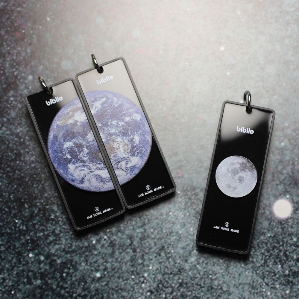 左)見守りタグ「GLOBE」8,000円＋税
右)見守りタグ「MOON」4,000円＋税