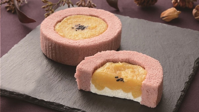 蜜芋ロールケーキ 230円(税込)
※沖縄地域のローソン、ナチュラルローソンでは取り扱い無し