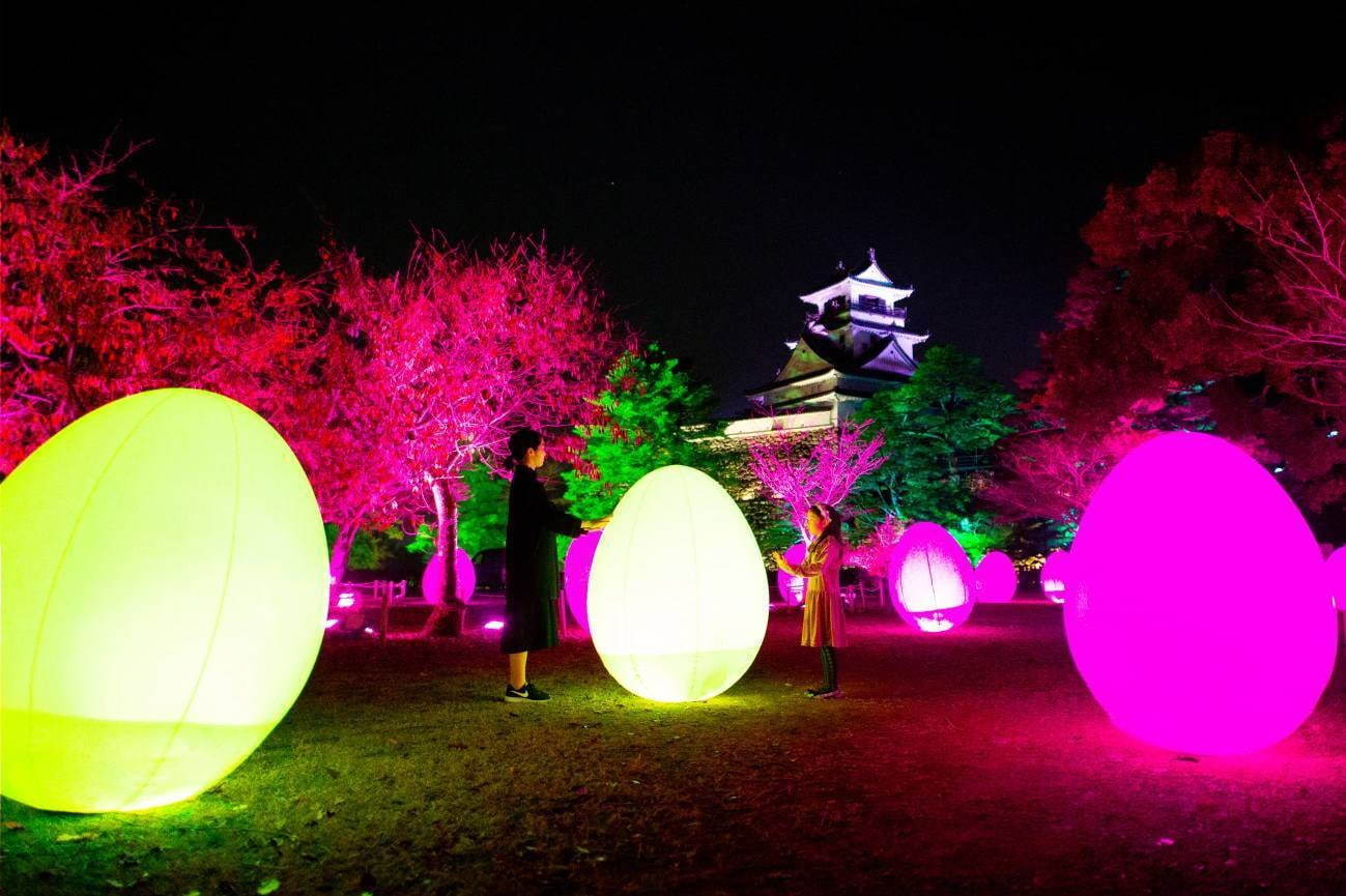 呼応する木々と自立しつつも呼応する生命 / Resonating Tree and Autonomous Resonating Life
teamLab, 2017, Interactive Digital Installation, Endless, Sound: Hideaki Takahashi