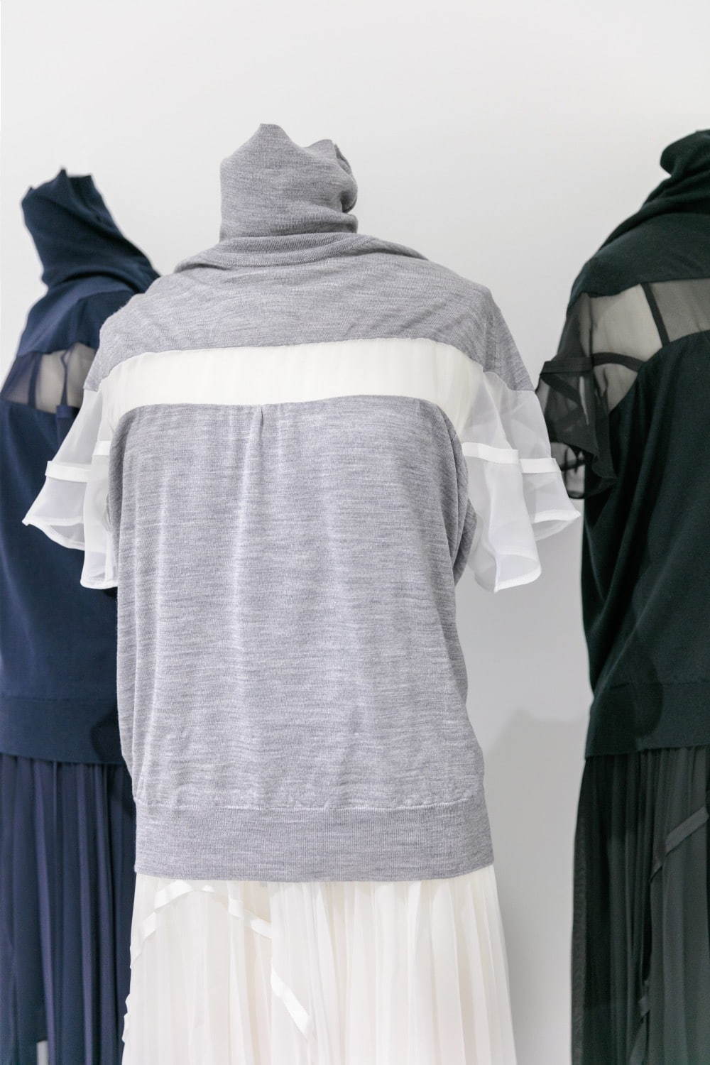 sacai×ジョン スメドレーのドレス＆フーディー、ニットにシフォンやスウェットを組み合わせて｜写真4