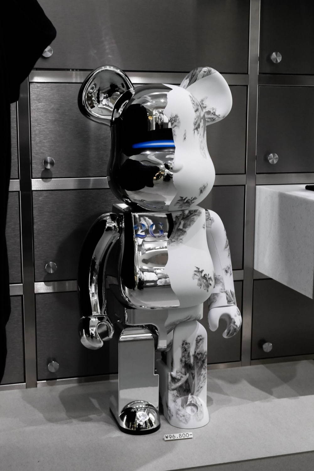 BE@RBRICK SORAYAMA x Daniel Arsham 1000％ 88,000円＋税
© Hajime Sorayama © Daniel Arsham BE@RBRICK TM & © 2001-2019 MEDICOM TOY CORPORATION. All rights reserved.