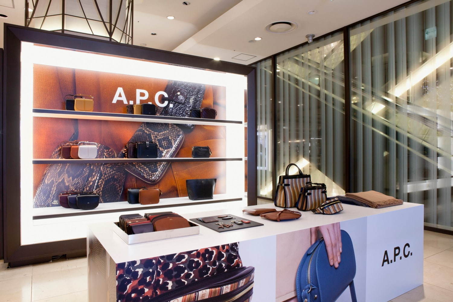 A.P.C.“深みクリスマスカラー”の限定バッグ、大阪・うめだ阪急にイニシャル刻印できる限定ショップ｜写真12