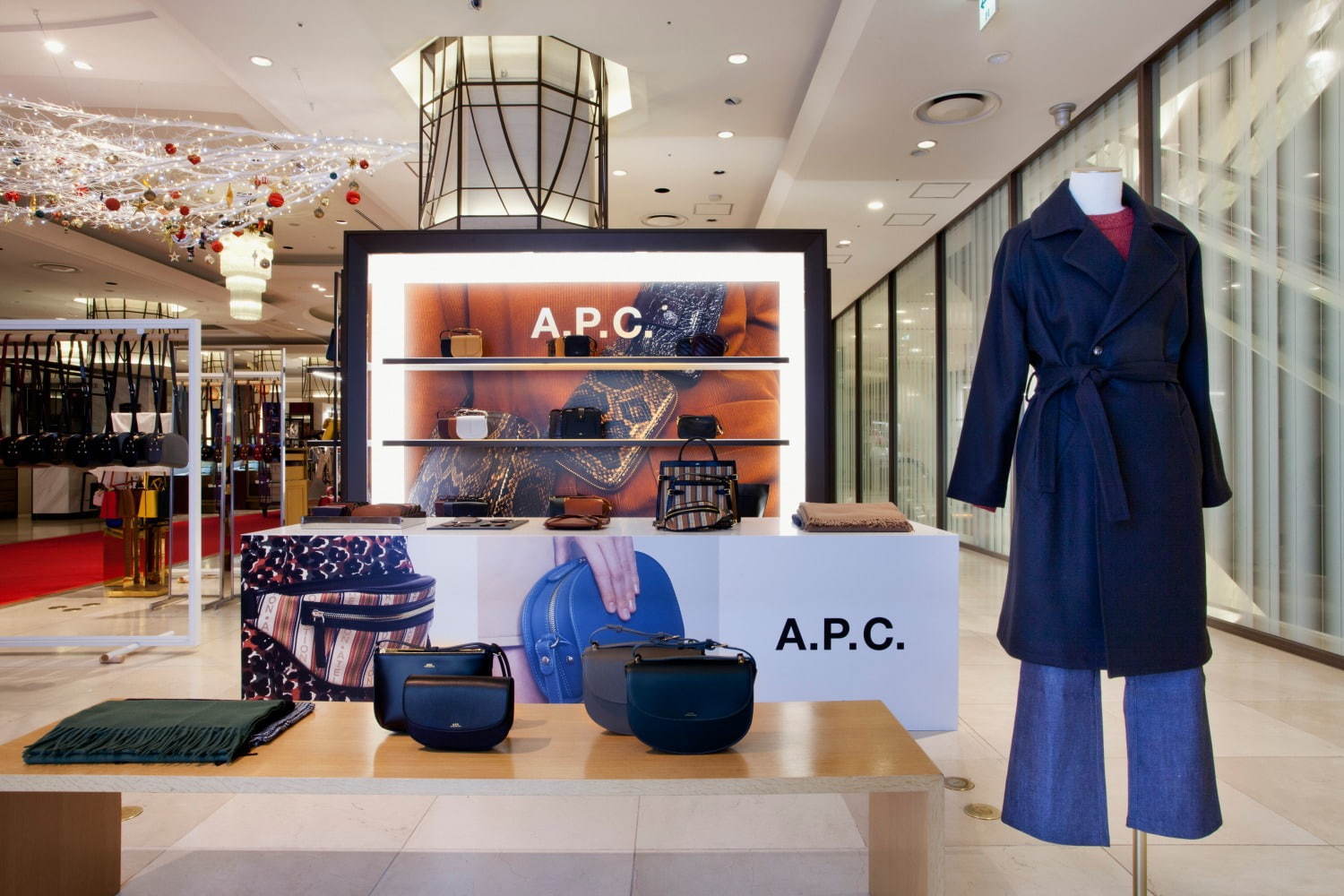 A.P.C.“深みクリスマスカラー”の限定バッグ、大阪・うめだ阪急にイニシャル刻印できる限定ショップ｜写真11